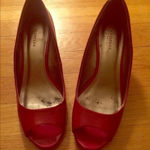 Ann Taylor red wedges